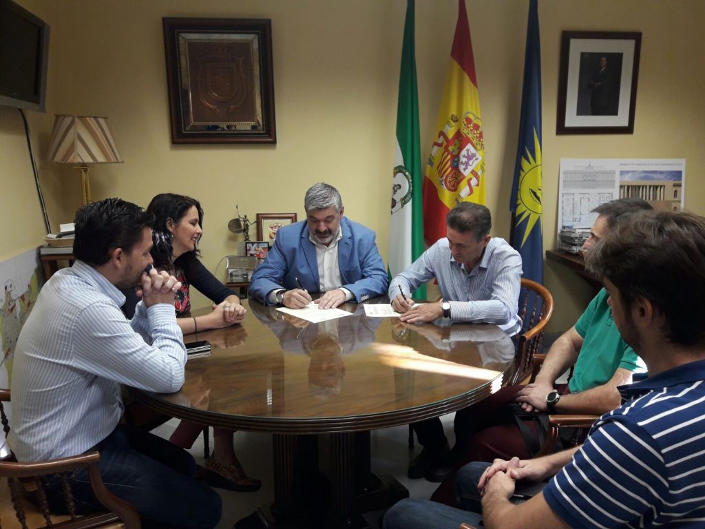 Firma adenda convenio Ayuntamiento Ecija Aemmce curso CNC